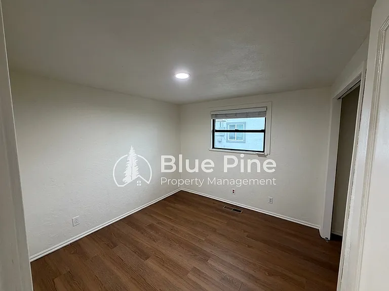 1080 Halsey St — Photo 8
