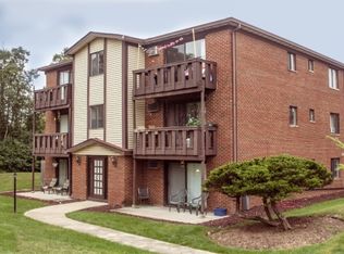 705 W 65th St #3, Westmont, IL 60559