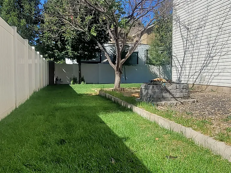 Left side entrance to backyard