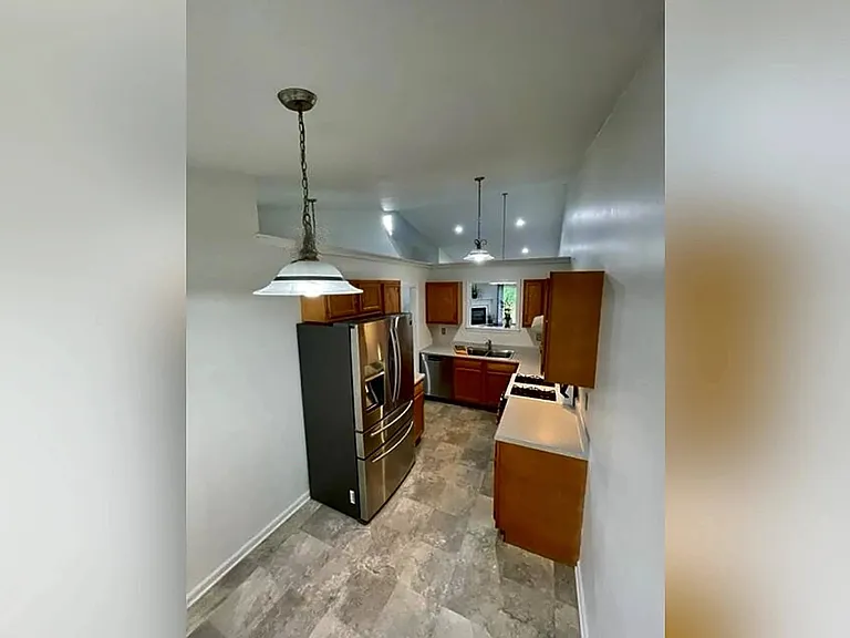 98 Harvard Rd — Photo 16