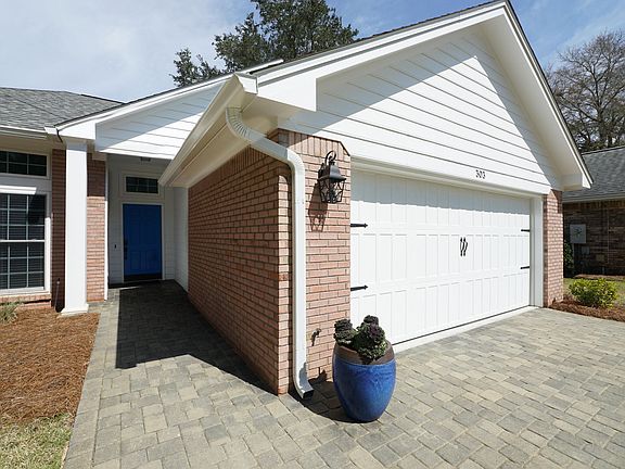 4th image of 303 Parkwood Pl