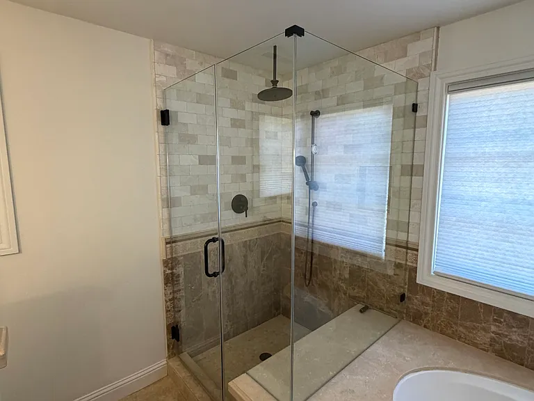 1 Bathroom with Shower and Tub