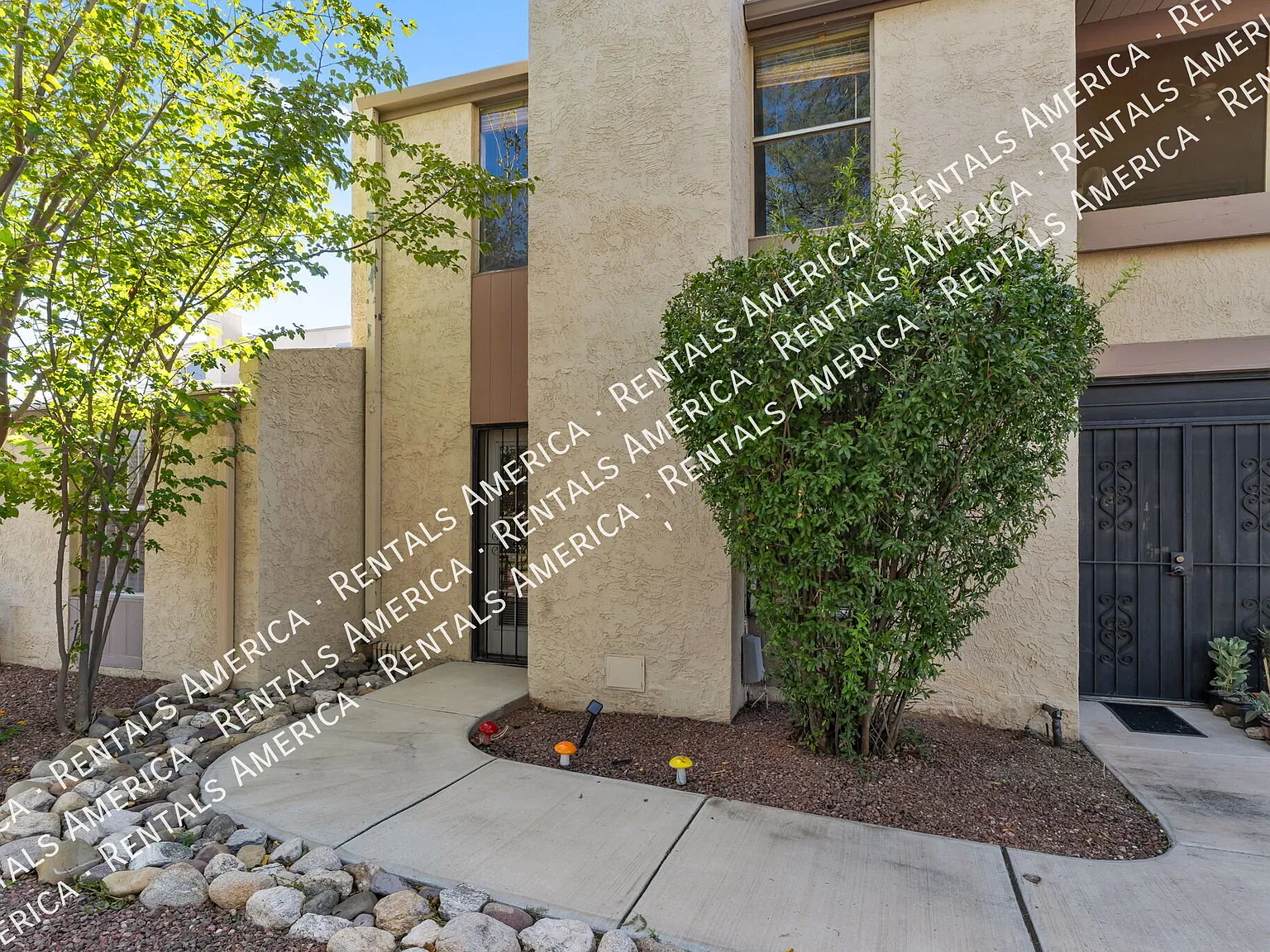 Stylish 2 Bedroom 2 Bathroom Townhome — Photo 2
