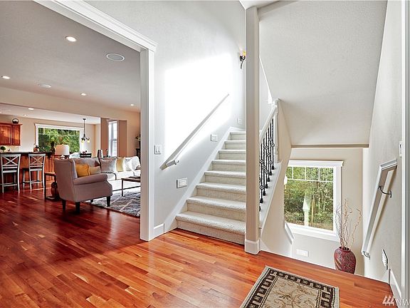 Open and Inviting Foyer