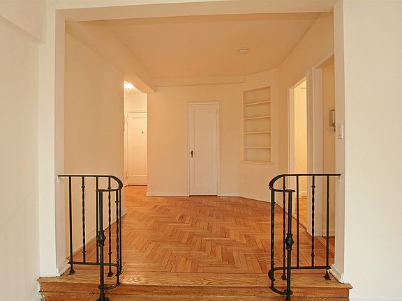 3rd image of 67 Park Ter E APT C61
