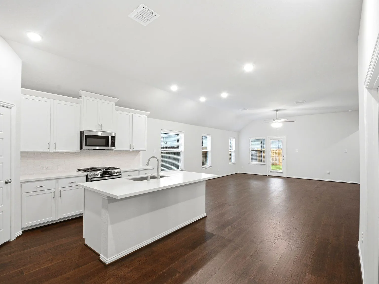 4 bed, 3.0 bath, 2211 sqft, $3,300 — Photo 4