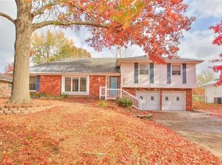 6901 N Woodland Ave, Gladstone, MO 64118