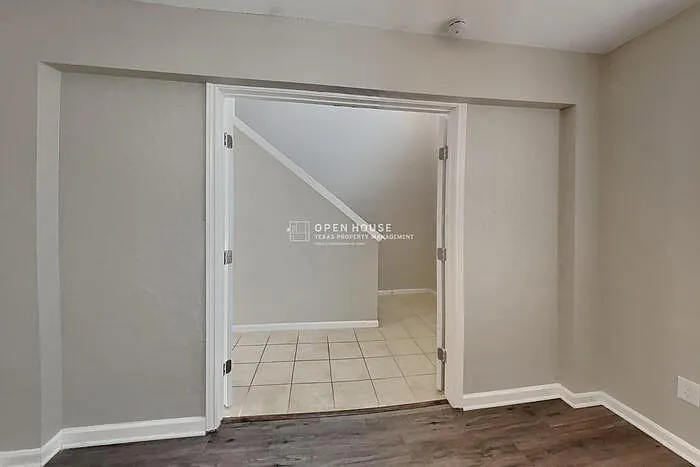 3 bed, 3.0 bath, 2112 sqft, $2,100 — Photo 3