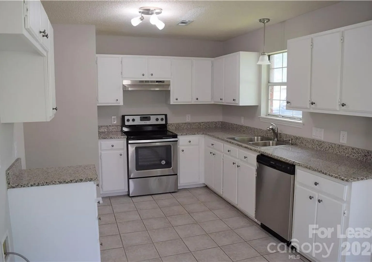 Home w/ Great curb appeal, all one level living — Photo 3