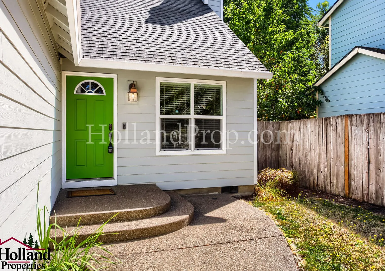 Peaceful 4-Bedroom Home with Large Lot, Fireplace & Private Backyard — Photo 3