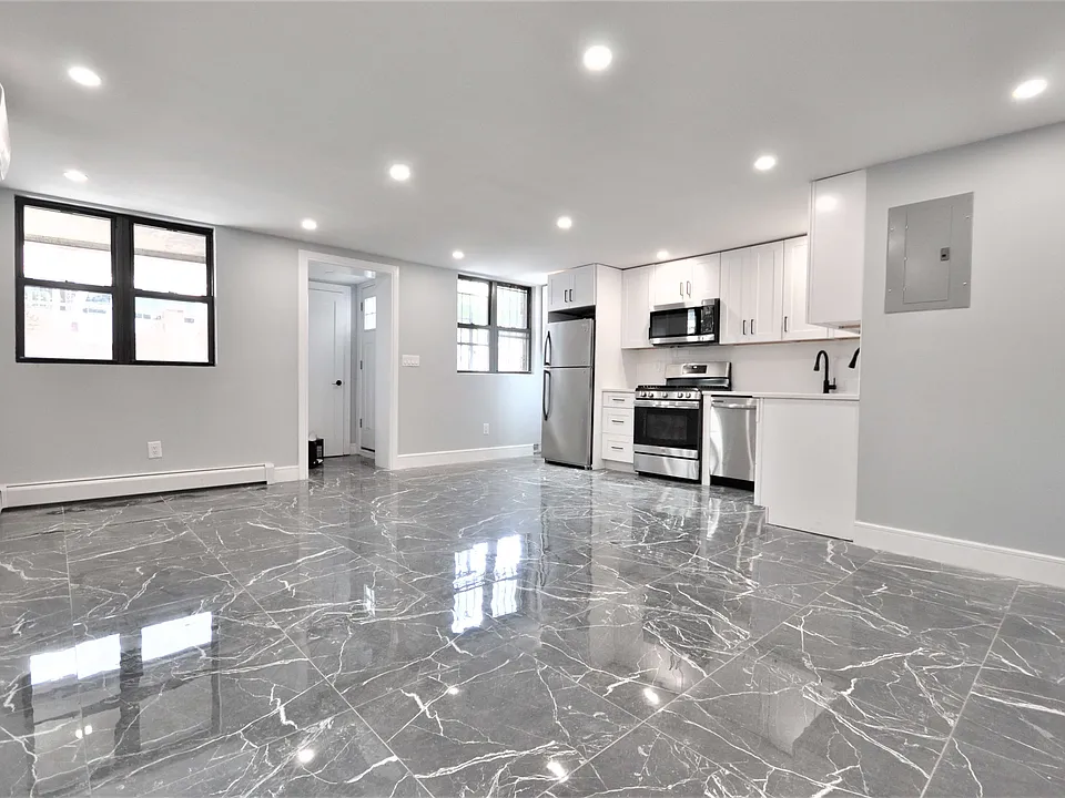 135 E 46th St #1