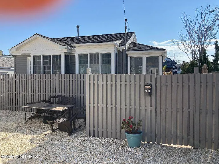 24 Virginia Ave — Photo 49