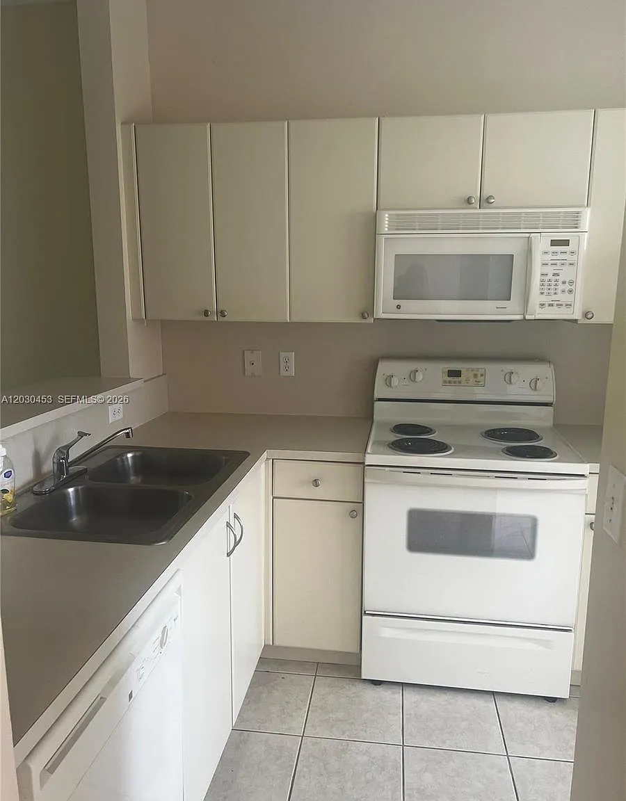 Towngate Condo Nine — Photo 4
