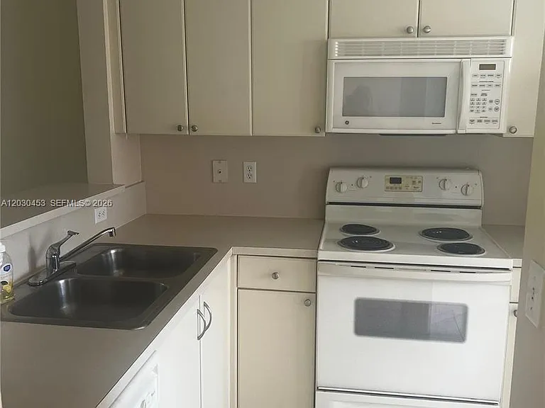 2322 SE 23rd Ave #2322 — Photo 4