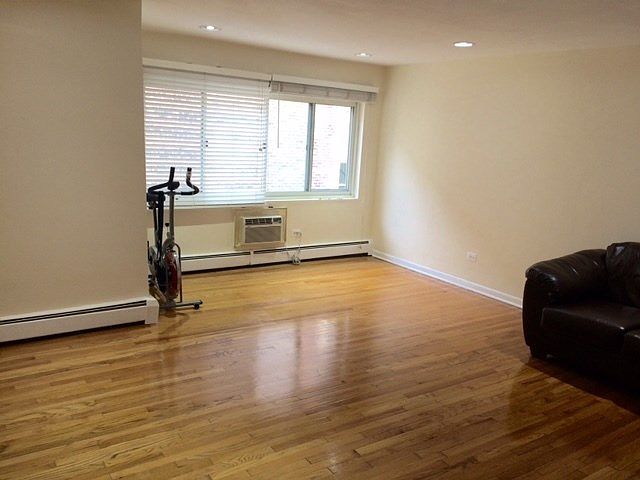 2nd image of 526 W Roscoe St APT 2C
