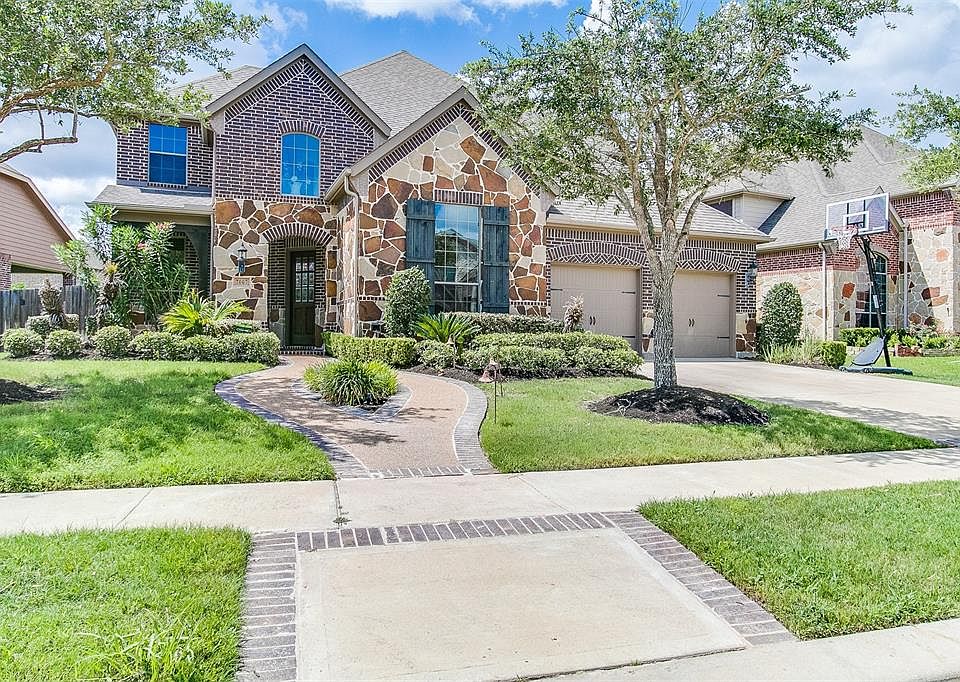 Gorgeous, 5/4.2/3 Highland home with handsome stone and brick elevation with fabulous builder design details.
