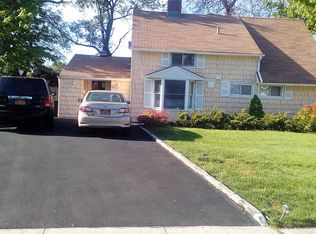 33 Tinder Ln, Levittown, NY 11756