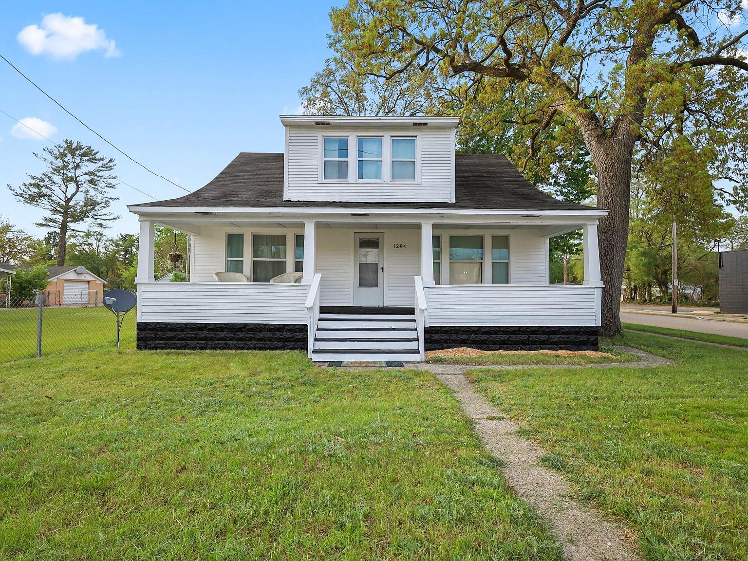 1294 E Apple Ave, Muskegon, MI 49442 | Zillow