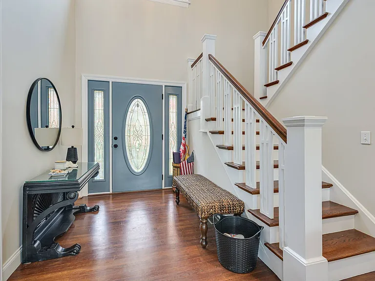 105 McGregor Dr — Photo 3