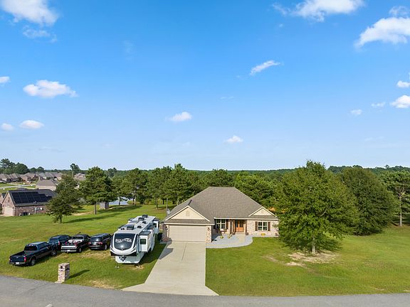 4th image of 36 Joan Dr