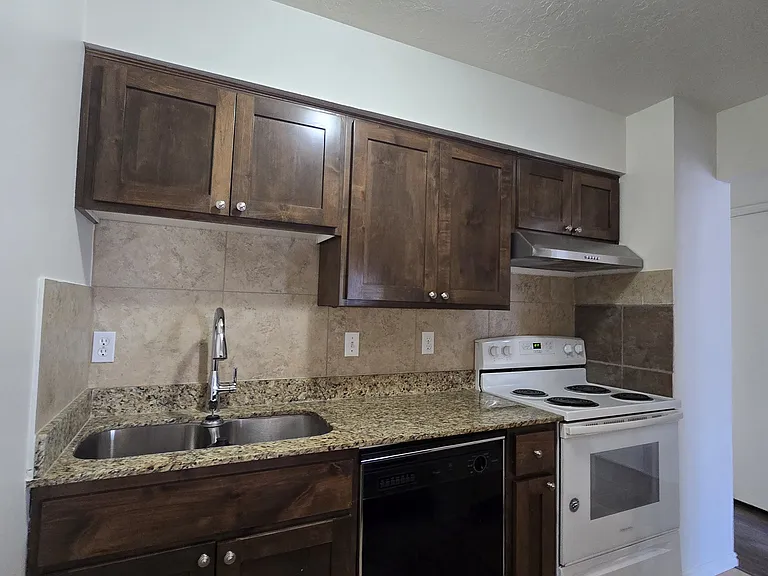 May Rent FREE!! — Photo 1
