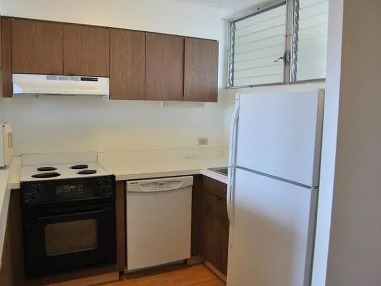 555 University Ave — Photo 4