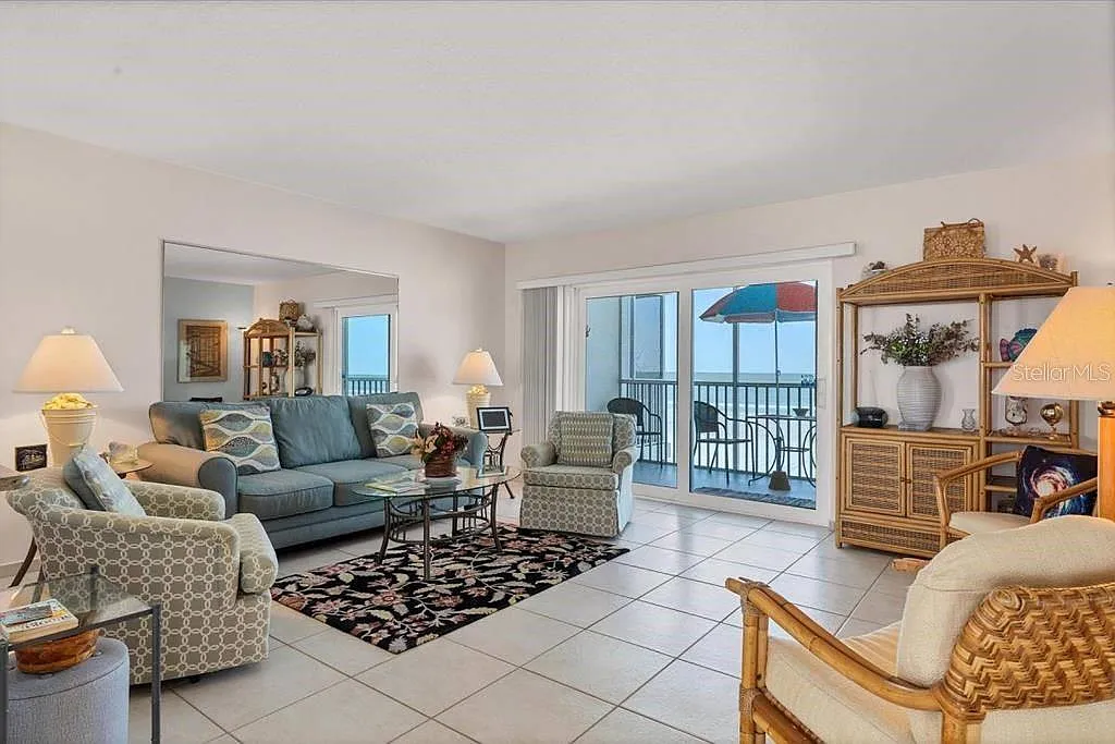 2 bed, 2.0 bath, 1043 sqft, $8,340 — Photo 2