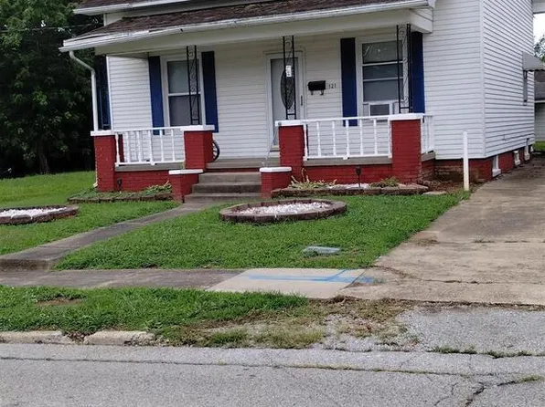 121 W Park St, Harrisburg, IL 62946