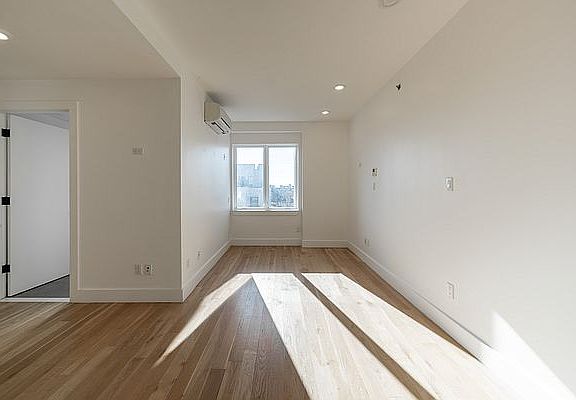 3rd image of 204 Linden Blvd #5D