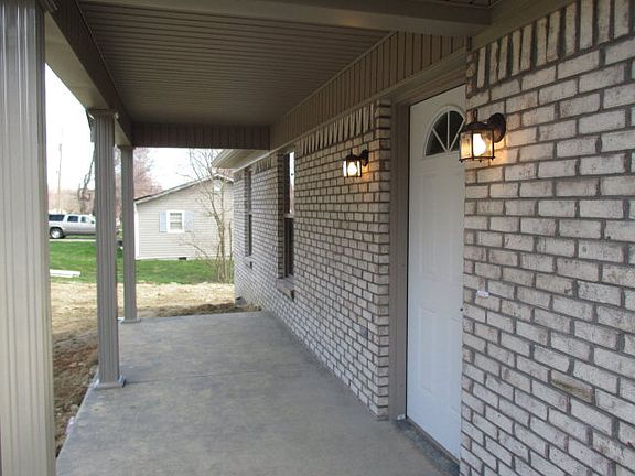 3rd image of 202 Woodridge Way