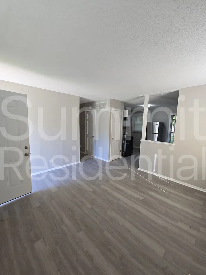 3 bed, 1.0 bath, 816 sqft, $1,095 — Photo 2
