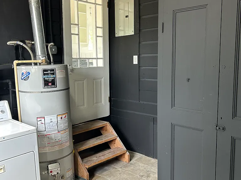 548 N Locust St — Photo 11