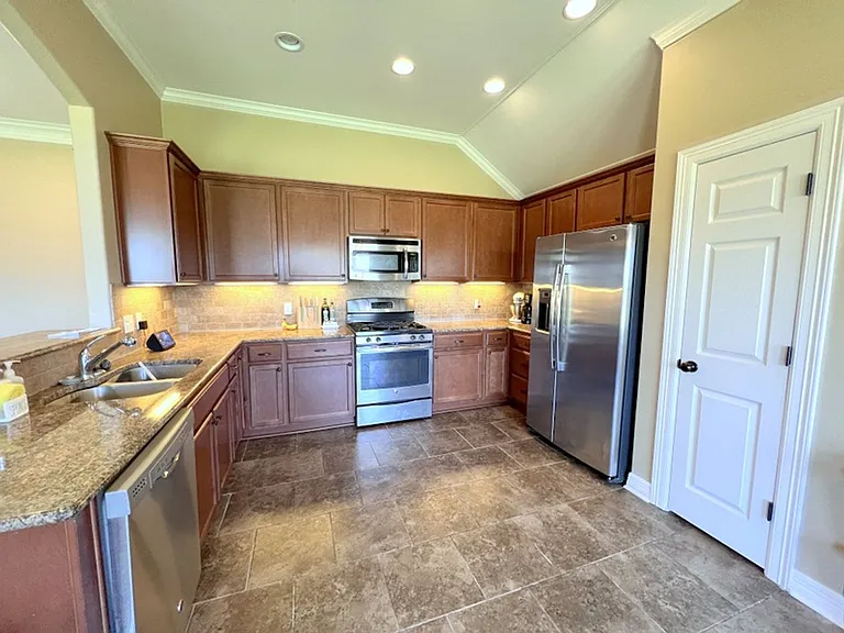 612 Bloomington Ln — Photo 2