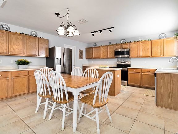 5th image of 5706 Sherbrooke Oak