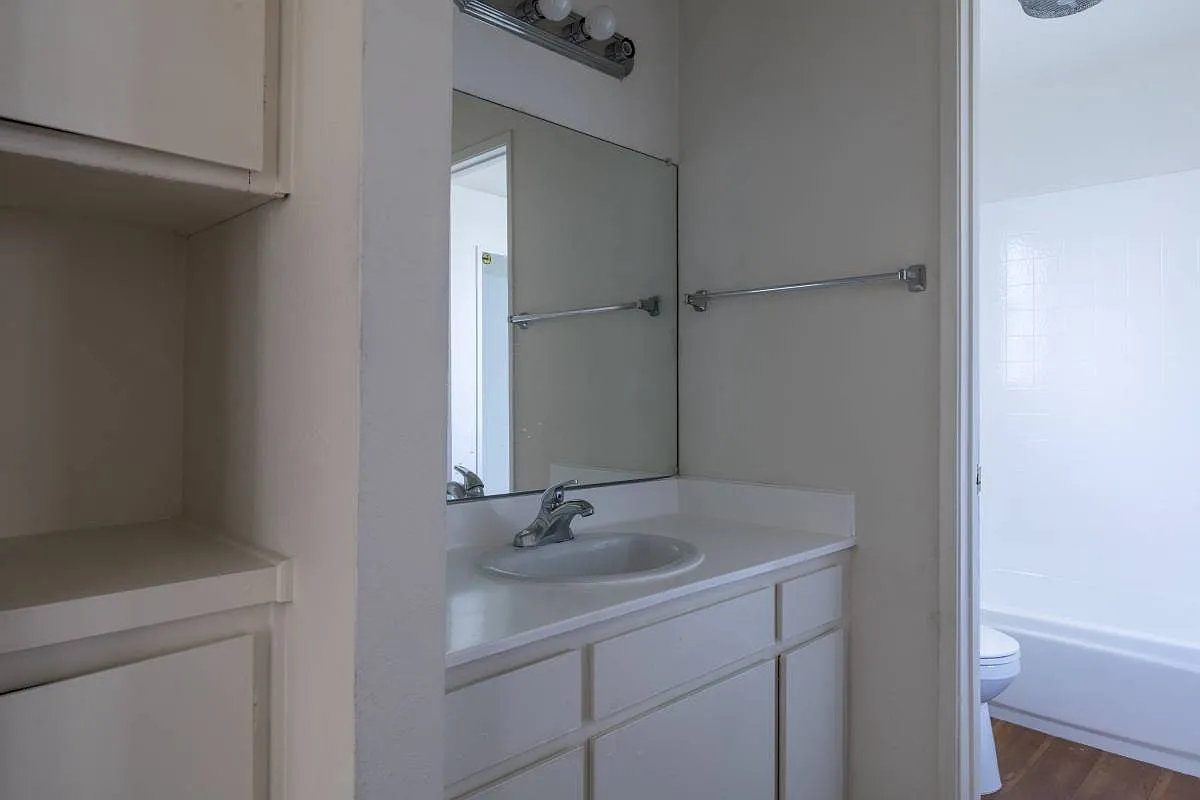 18404 Collins Street — Photo 2