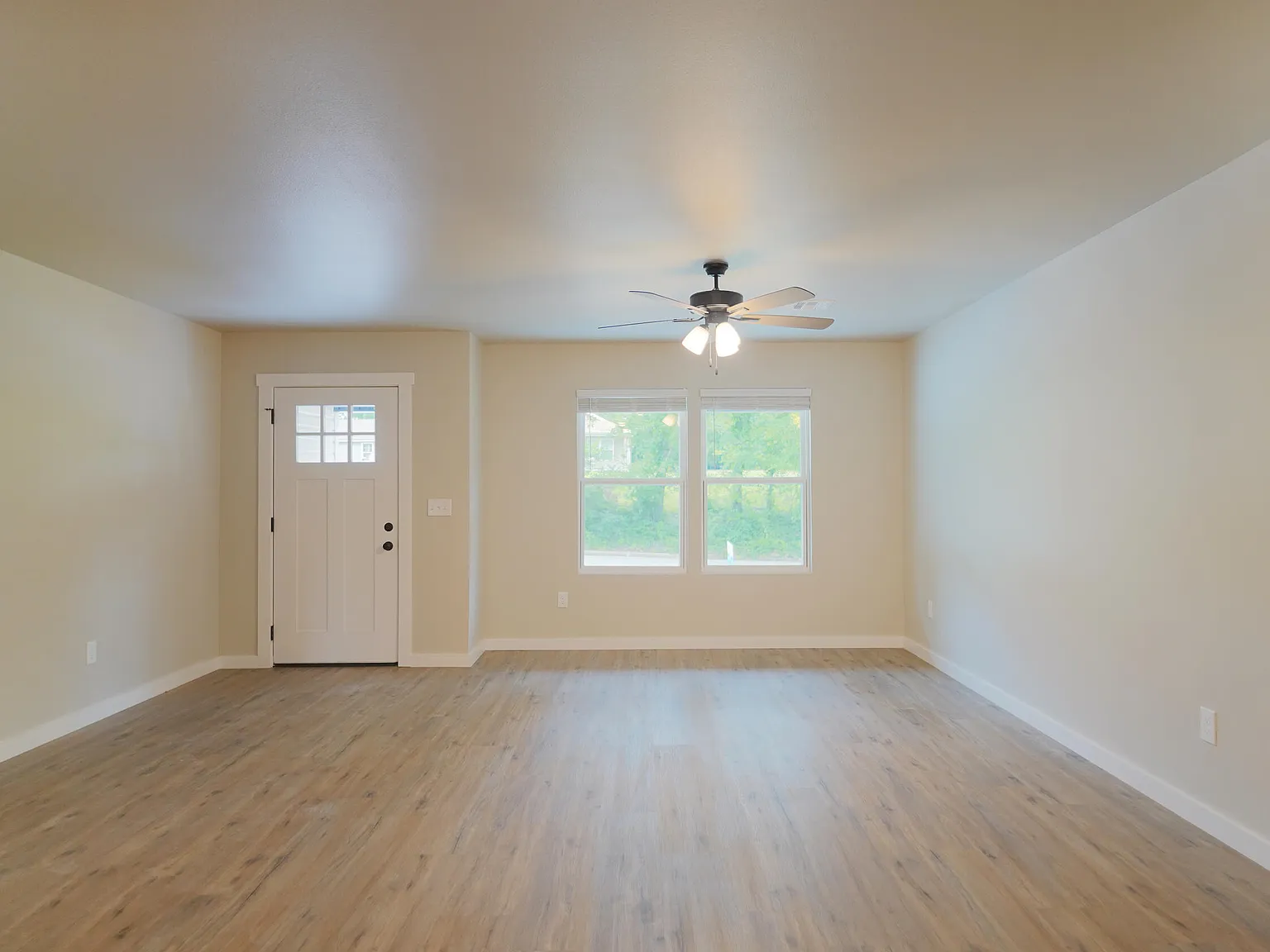 3 bed, 2.0 bath, 1400 sqft, $1,550 — Photo 3