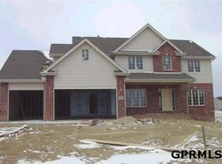 2420 Broadwater Dr, Papillion, NE 68128