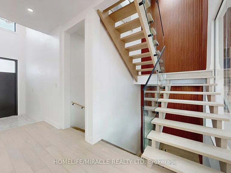 150 Stewart St — Photo 4