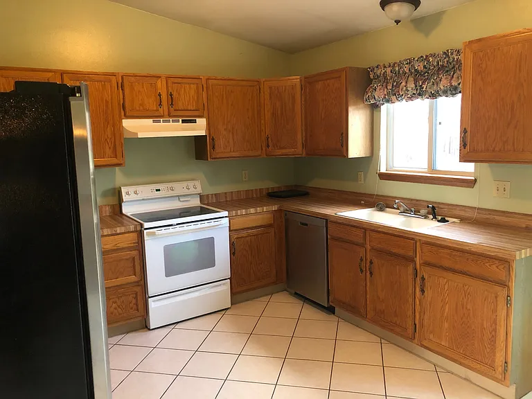 848 Elliott St — Photo 4