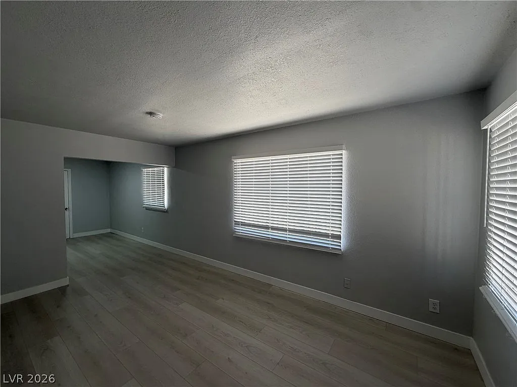 2 bed, 1.0 bath, 2610 sqft, $1,200 — Photo 4