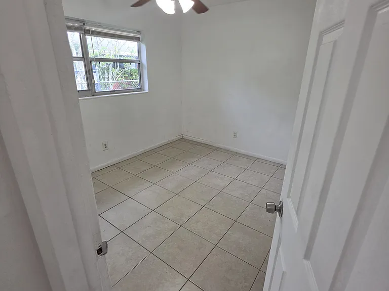 22-24 SW 10th St #B — Photo 2