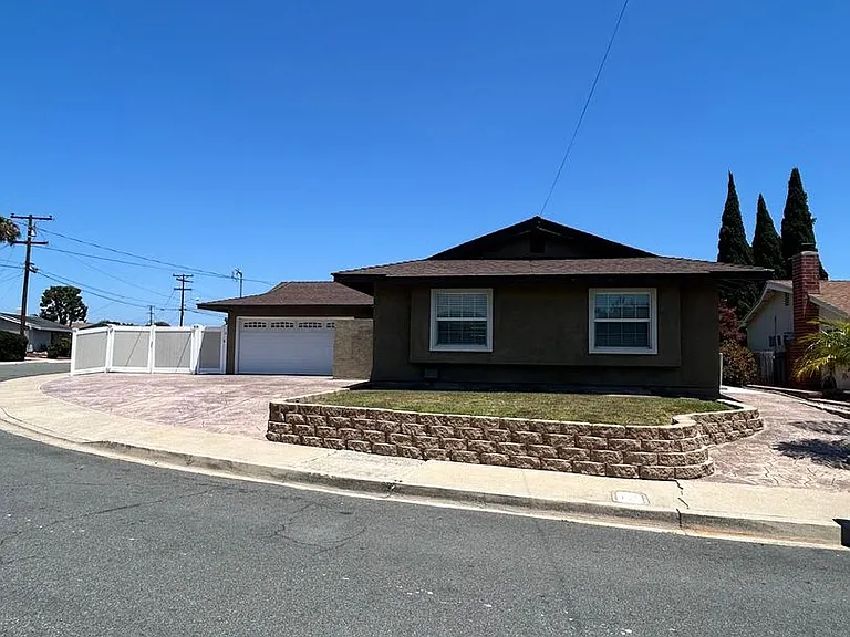 1483 La Corta Cir — Photo 3
