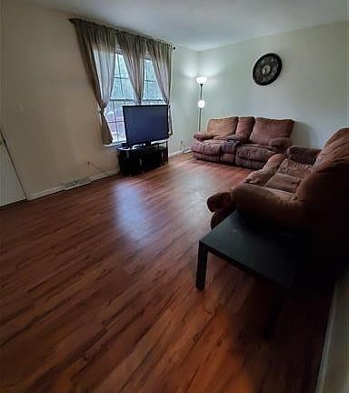3rd image of 105 Marie Dr