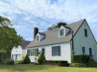 8 Cliftwood Dr, Huntington, NY 11743