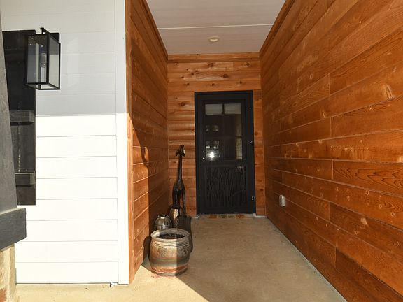 3rd image of 505 Betchan St