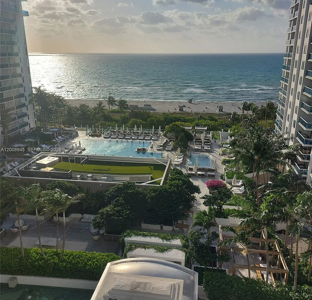 Roney Palace Condo — Photo 1