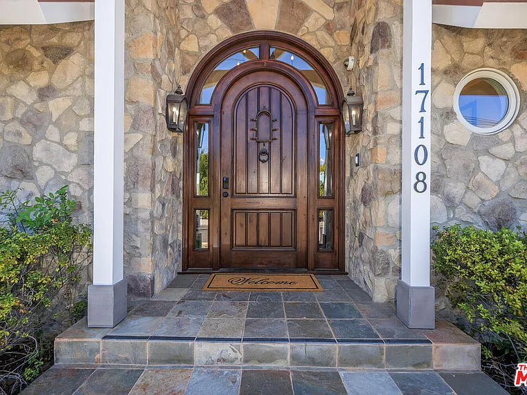 17108 Oak View Dr — Photo 2