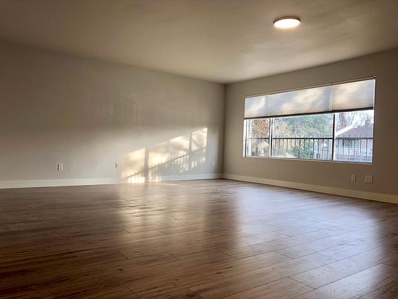 5th image of 12801 Moorpark St Unit 101