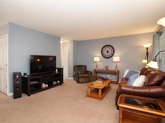 3rd image of 921 Parma Dr