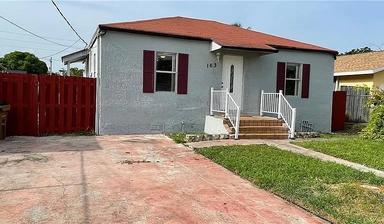 163 SW 5th St — Photo 1